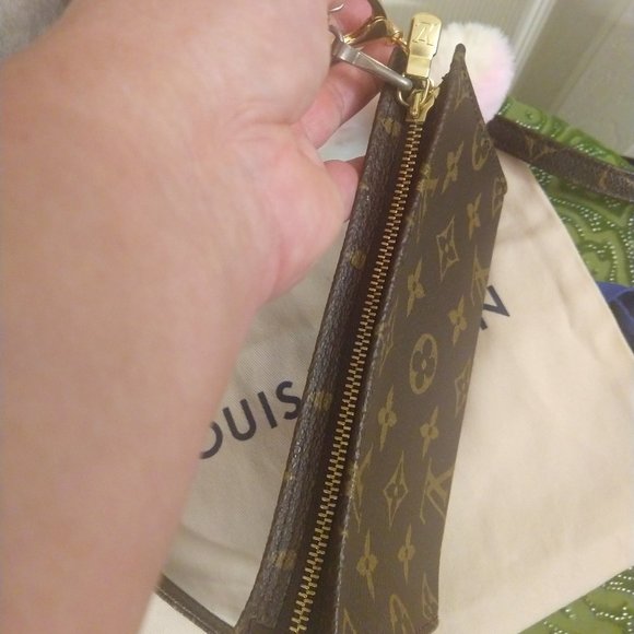 Louis Vuitton Monogram Bucket Pouch PM with Strap - Picture 4 of 14